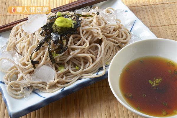 蕎麥麵體會比油麵來得低熱量、膳食纖維也高。