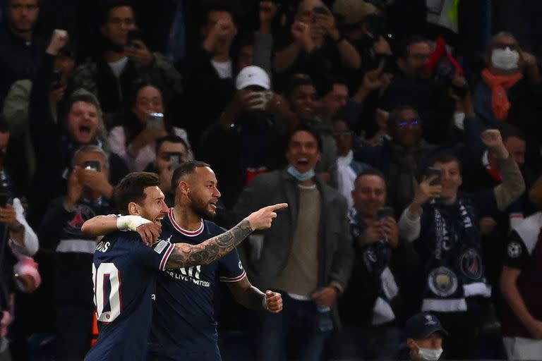 Paris Saint-Germain's Argentinian forward Lionel Messi (L) celebrates with his teamate Paris Saint-Germain's Brazilian forward Neymar after scoring his team's second goal during the UEFA Champions League first round group A football match between Paris Saint-Germain's (PSG) and Manchester City, at The Parc des Princes, in Paris, on September 28, 2021. (Photo by FRANCK FIFE / AFP)