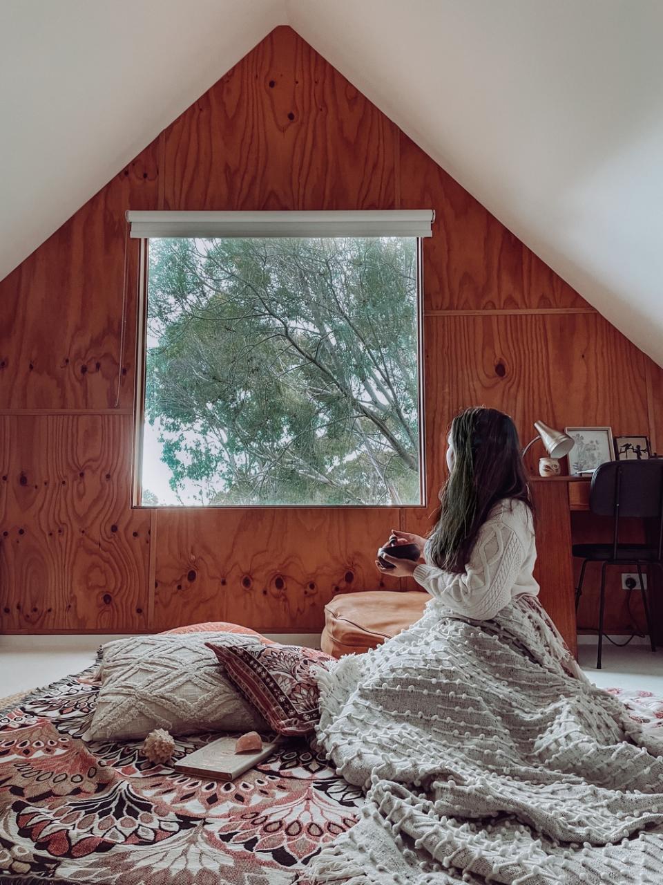 Model on Hendeer rug