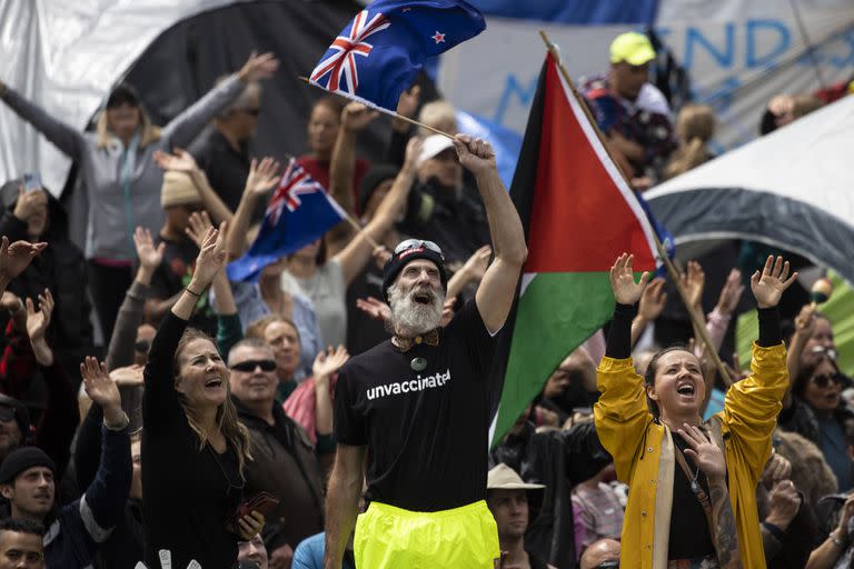 Personas que se oponen a los mandatos de vacunas protestan cerca del Parlamento en Wellington, Nueva Zelanda, el lunes 14 de febrero de 2022.