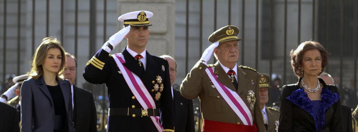 <span class="caption">Felipe VI y Juan Carlos I, en un acto de 2012, cuando el segundo aún ejercía la jefatura del Estado español. </span> <span class="attribution"><span class="source">Shutterstock</span></span>