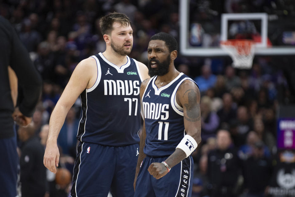 Dallas Mavericks-Guard Luka Doncic (77) und Guard Kyrie Irving (11) reagieren, als die Sacramento Kings spät in der zweiten Hälfte eines NBA-Basketballspiels in Sacramento, Kalifornien, am Freitag, 29. März 2024, eine Auszeit fordern. (AP Photo /José Luis Villegas)