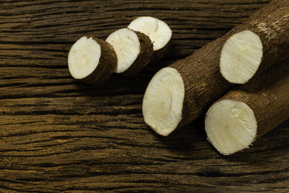 La yuca nos ayuda a liberar insulina, de modo que nuestro cuerpo produce triptófano, que se traduce en más melatonina. (Foto: Getty Creative)