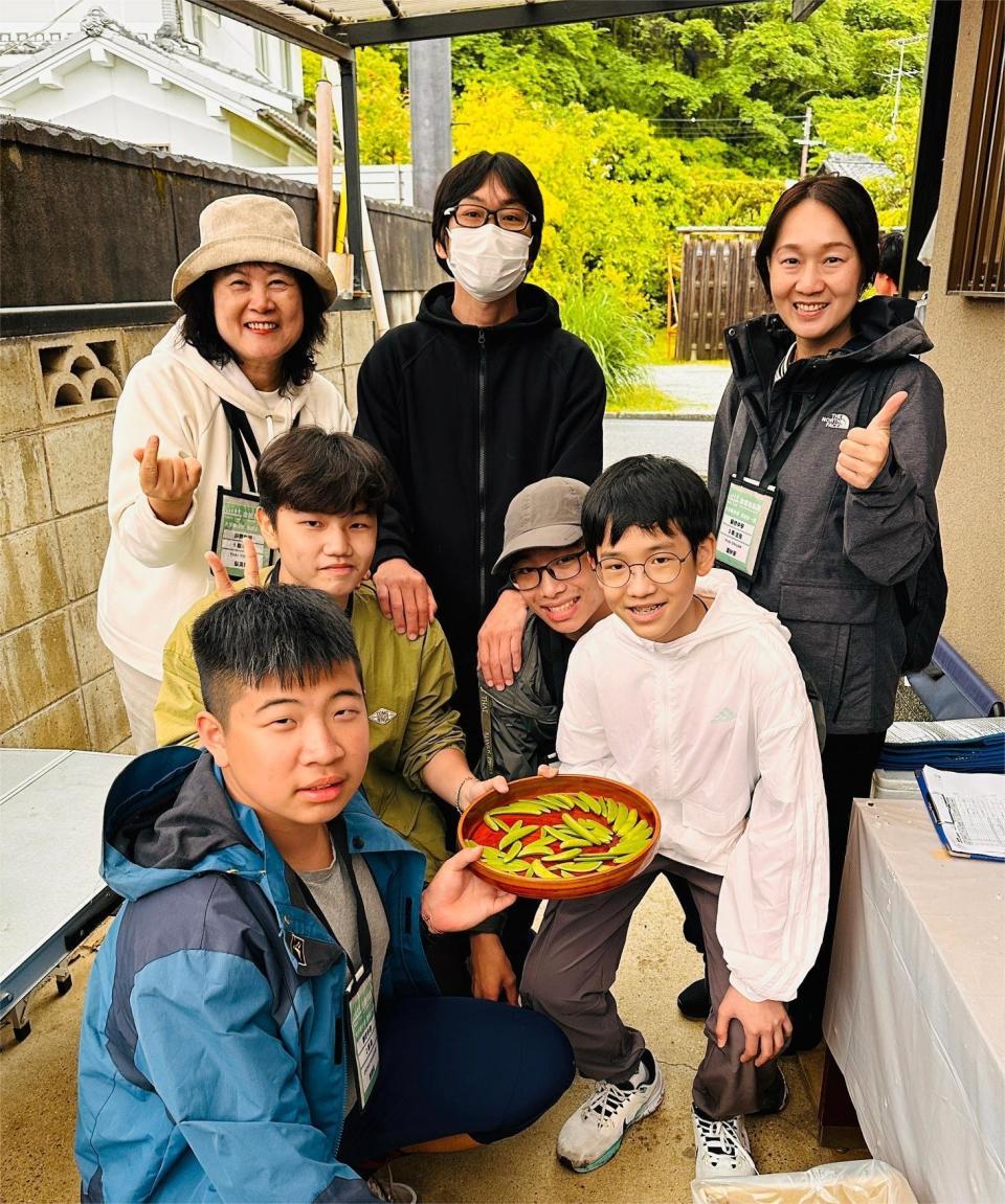 靜修中學8年級學生體驗採豆