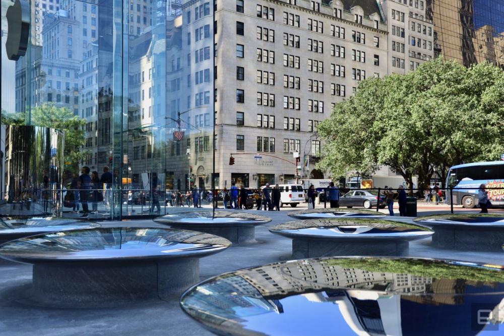 Inside Apple's redesigned 'cube' store in New York City