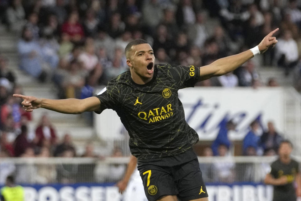 Kylian Mbappé celebra tras anotar un gol para el Paris Saint Germain ante Auxerre en la liga francesa, el domingo 21 de mayo de 2023. (AP Foto/Thibault Camus)