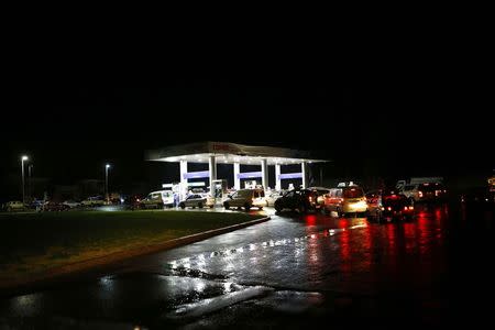 Cars gather at a gas station during a blackout after an earthquake hit Chile's central zone, in Santiago, August 23, 2014. REUTERS/Ivan Alvarado