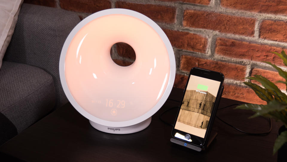 Das "Wake-up Light" von Philips simuliert den Sonnenaufgang in unserem Schlafzimmer. (Bild: Philips)