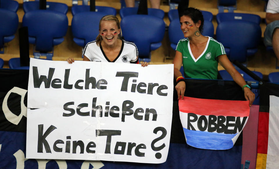 Autsch! Ein kleiner Seitenhieb von der Tribüne muss auch mal sein. So wie in diesem Fall. Bei Spiel Deutschland gegen die Niederlande bekam Spielmacher Arjen Robben sein Fett weg.