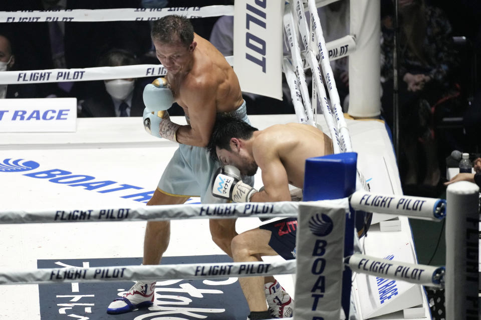 Gennadiy Golovkin de Kazajstán golpea a Ryota Murata de Japón durante su combate por el título de boxeo de unificación de peso mediano de la AMB/FIB en Saitama, cerca de Tokio, el sábado 9 de abril de 2022. (Foto AP/Shuji Kajiyama)