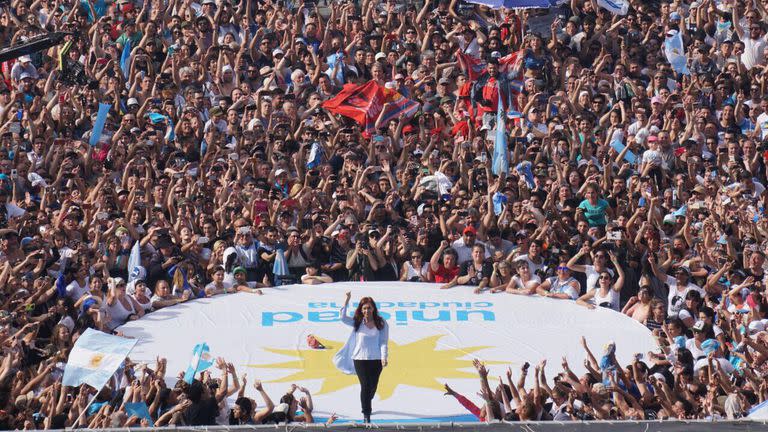 Cristina Kirchner en Racing: "Evita votaría a Cristina; Perón, a Taiana; y los dos, a Unidad Ciudadana"