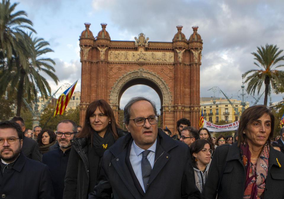 Catalan regional president Quim Torra, centre, arrives at the Catalonia's high court in Barcelona, Spain, Monday, Nov.18, 2019. The pro-independence regional president of Catalonia is standing trial for allegedly disobeying Spain's electoral board by not removing pro-secession symbols from public buildings during an election campaign. (AP Photo/Joan Mateu)