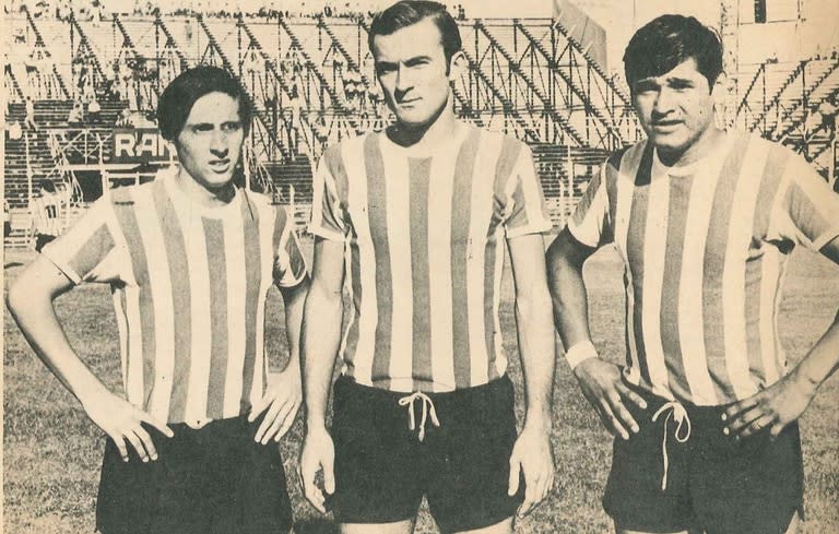 Con la camiseta de Unión, en el medio de dos compañeros. Jugó un solo año, 1970