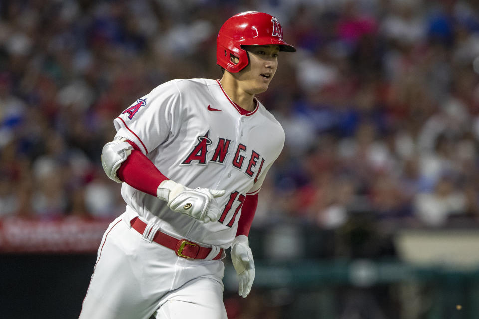 Shohei Ohtani de los Angelinos de Los Ángeles corre a primera tras pegar un sencillo durante la sexta entrada del juego de las Grandes Ligas contra los Dodgers de Los Ángeles, en Anaheim, California, el sábado 16 de julio de 2022. (AP Foto/Alex Gallardo)