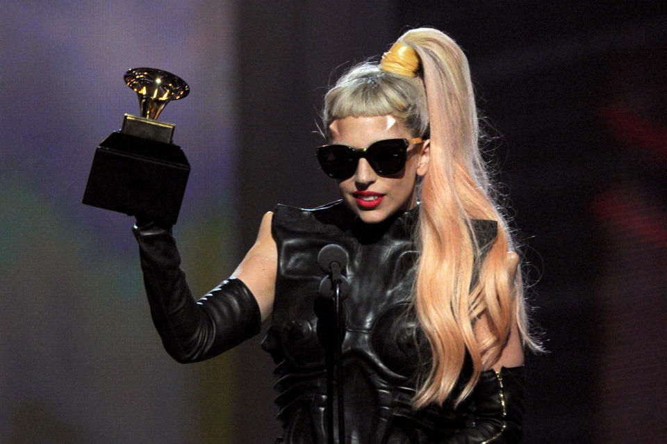 <p>L’année 2011 est définitivement synonyme de réussite pour Lady Gaga. Lors de la cérémonie des Grammy Awards, la diva excentrique remporte les trophées de Meilleure performance pop féminine pour Bad Romance, Meilleur clip de l’année pour le même morceau et Meilleur album pop pour The Fame Monster. Rien que ça. </p>