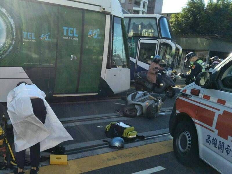 ▲高雄輕軌今（9）日發生一起死亡車禍，輕軌列車與機車擦撞，騎士送醫後宣告不治。（圖／翻攝畫面）