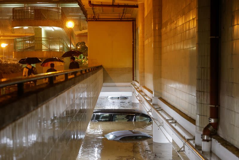 Vehículos en un aparcamiento inundado durante las fuertes lluvias en Hong Kong, China