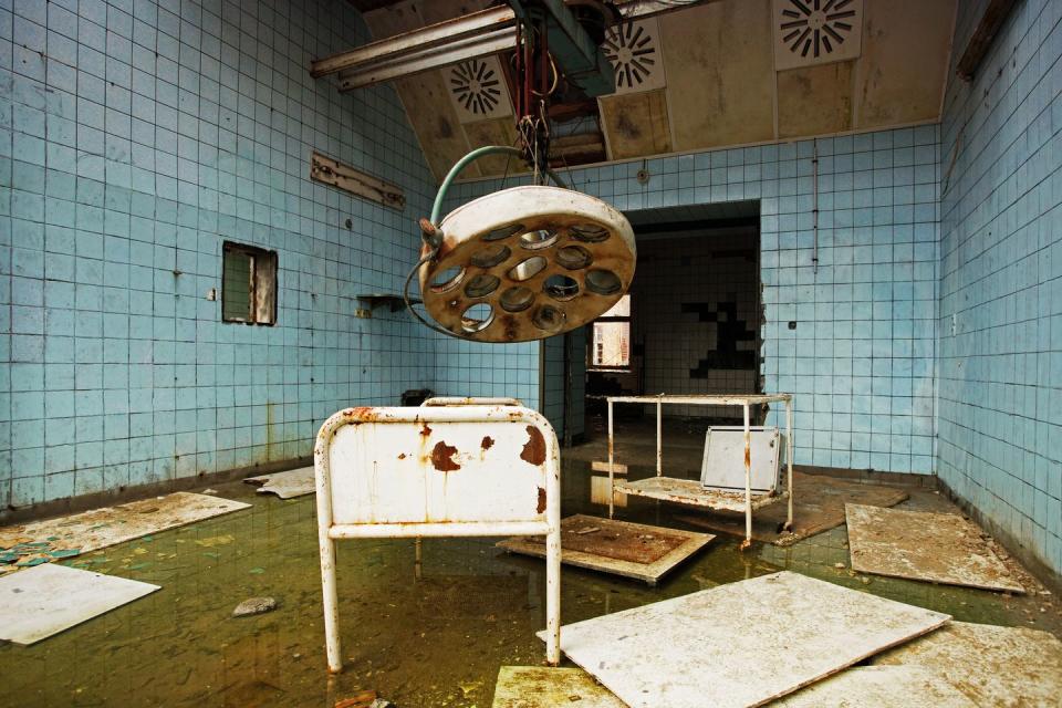 30 Photos of Abandoned Hospitals That'll Send Chills Down Your Spine