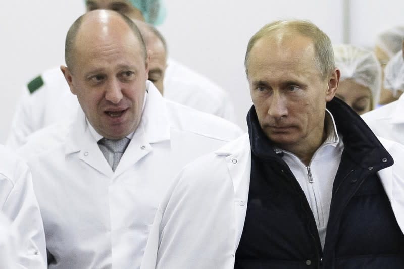 2010年9月20日，普里格津（左）與俄羅斯總統普京在聖彼得堡。（美聯社）
