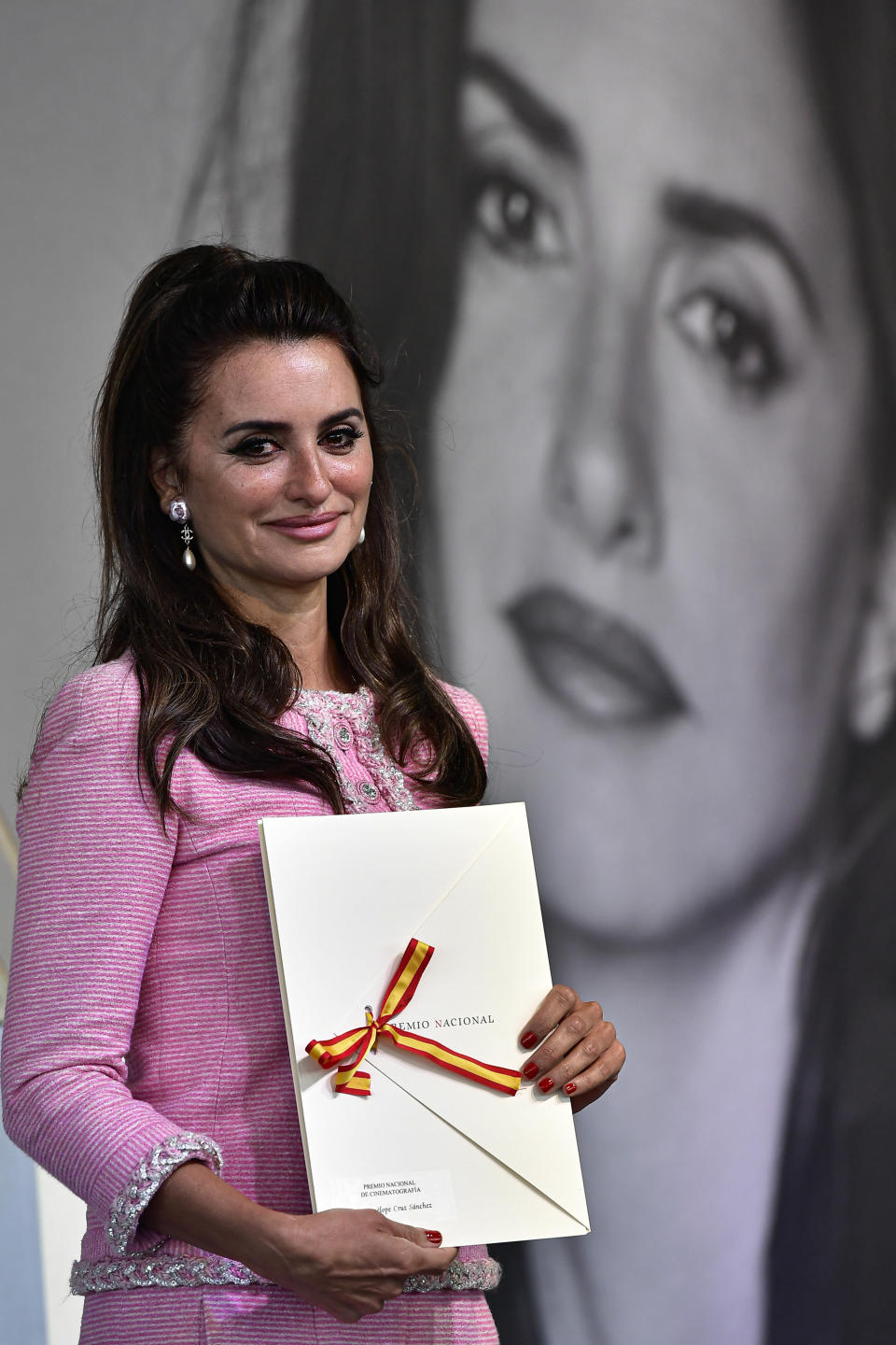 La actriz Penélope Cruz posa tras recibir el Premio Nacional de Cinematografía otorgado por el gobierno español en el Festival de Cine de San Sebastián, en San Sebastián, España el sábado 17 de septiembre de 2022. (Foto AP/Álvaro Barrientos)