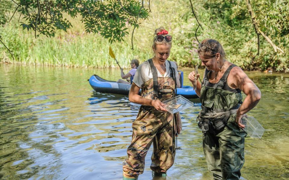 Journalist India Sturgis with registered mudlarker Monika Buttling-Smith in The River Stour at Dedham, Essex - Tony Buckingham 