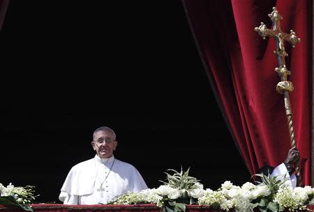 Pope Francis arrives to deliver the Urbi et Orbi (to the city and the world) benediction at the end of the Easter Mass in Saint Peter's Square at the Vatican April 20, 2014. REUTERS/Tony Gentile