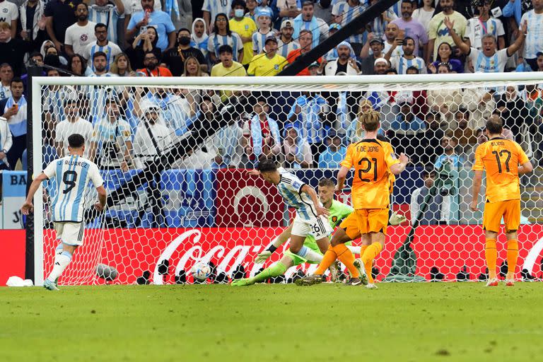 Nahuel Molina marca su gol frente a Países Bajos en el estadio de Lusail y desde las tribunas ya comienzan a vivirlo.