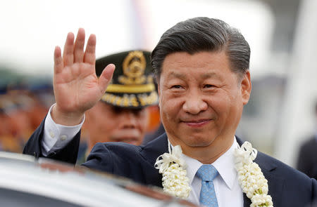 China's President Xi Jinping waves to the crowd upon his arrival at Ninoy Aquino International airport during a state visit in Manila, Philippines, November 20, 2018. REUTERS/Erik De Castro