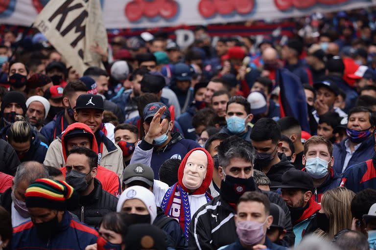 Uno de los banderazos de los hinchas frente a la Legislatura