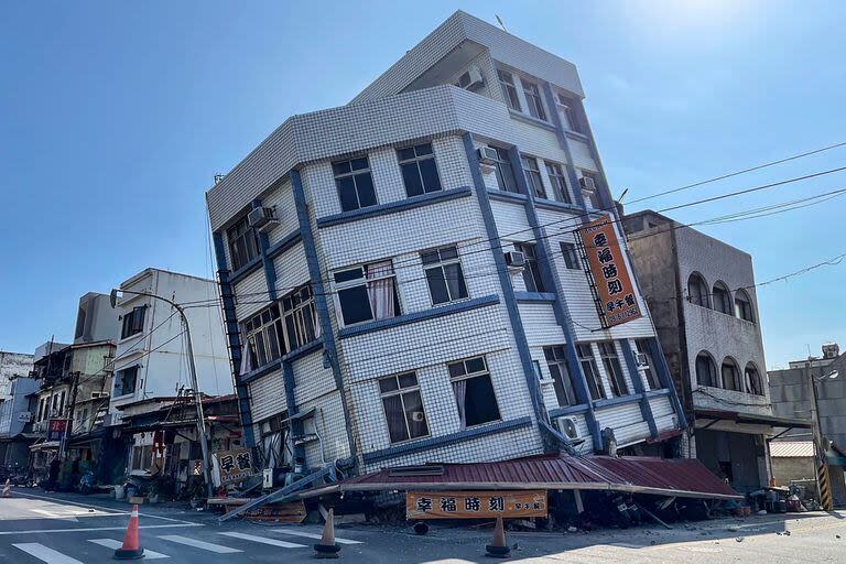 Esta foto tomada por la Agencia Central de Noticias de Taiwán (CNA) el 3 de abril de 2024 muestra un edificio dañado en Hualien, después de un importante terremoto en el este de Taiwán