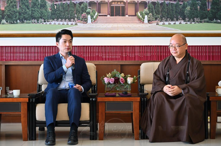 台北市長蔣萬安(左)曾表示，大師的智慧和開示讓他很受用，不管是做人做事或是服務市民都要落實。   圖：佛光山提供