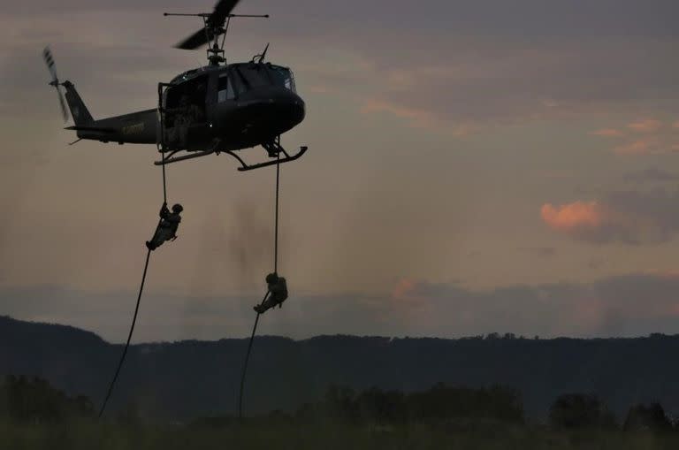 Prácticas de paracaidismo en el último ejercicio militar del Ejército Argentino con su par de Brasil