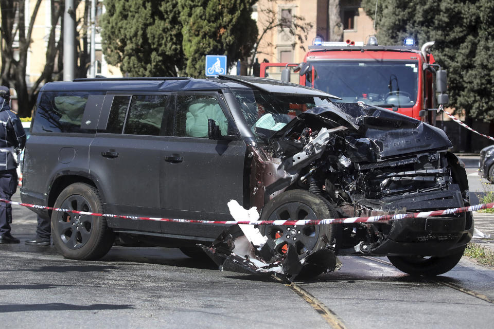 El vehículo destrozado del delantero italiano Ciro Immobile, capitán de la Lazio, tras estrellarse contra un tranvía en Roma, el domingo 16 de abril de 2023. (Roberto Monaldo/LaPresse vía AP)