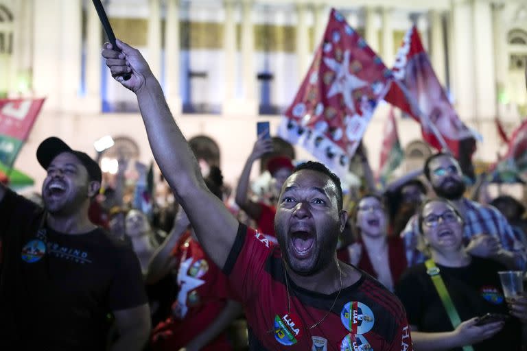 Seguidores del expresidente brasileño Luiz Inacio Lula da Silva, quien vuelve a postularse para presidente, escuchan los resultados parciales luego del cierre de las urnas para las elecciones generales en Río de Janeiro