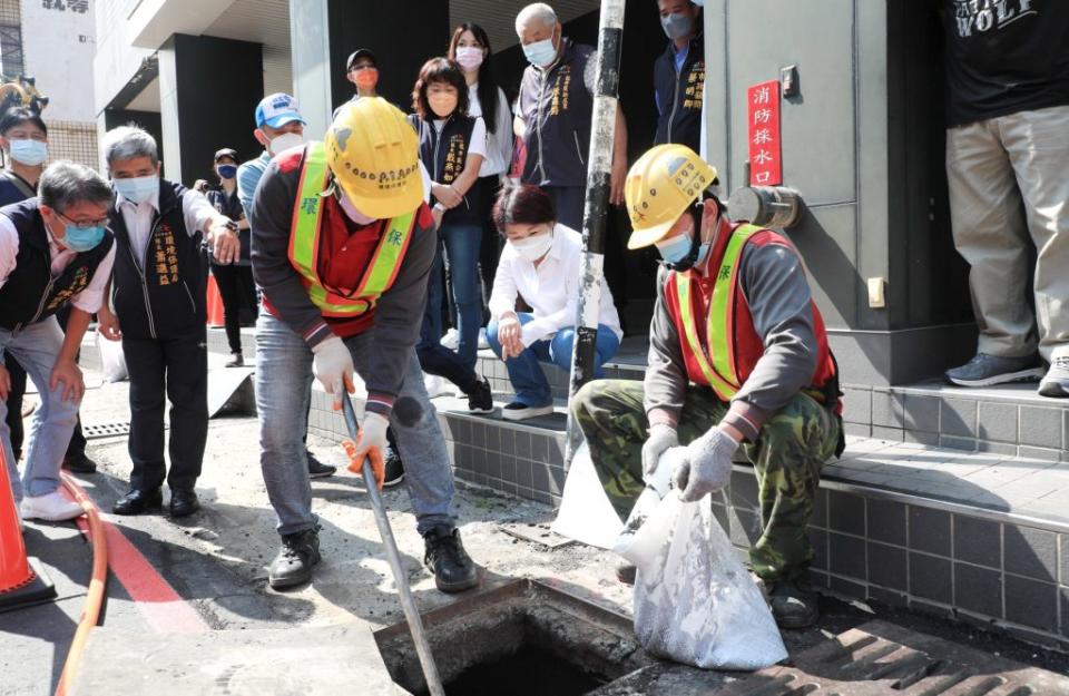 台中市長盧秀燕昨日視察龍井區新興路東海商圈水溝清淤作業，感謝清潔隊同仁平時趴在地上忍受惡臭及炎熱，幫城市防水、治水。（記者陳金龍攝）