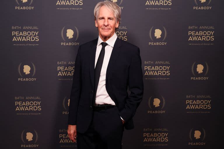 El actor Scott Bakula derrochó elegancia durante la edición número 84 de los Premios Peabody. La ceremonia tuvo lugar en el hotel Beverly Wilshire de Beverly Hills