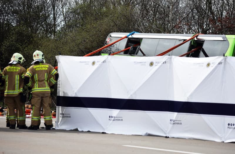 The coach is set up behind mobile safety barriers at the scene of the accident on the A9. At least five people died and several were injured in an accident involving a coach on the A9 near Leipzig. Jan Woitas/dpa