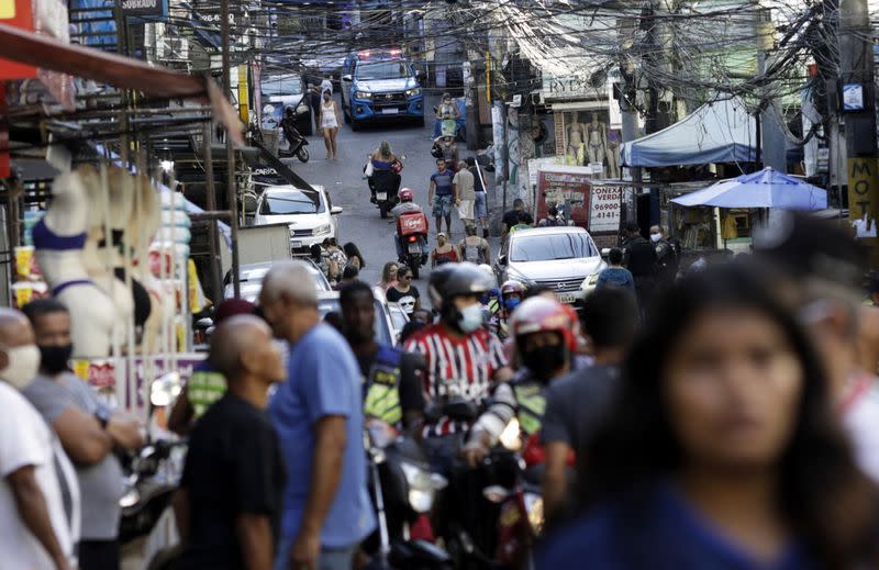 Personas se reúnen en una calle en los barrios de Rocinha, en Río de Janeiro, Brasil.