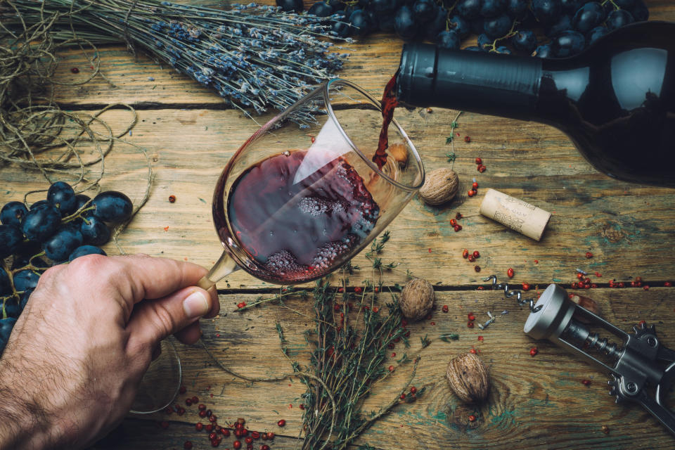 Damit man einen guten Roten genießen kann, muss der Wein irgendwie ins Haus kommen. Am besten per Hundelieferung! (Symbolbild: Getty)