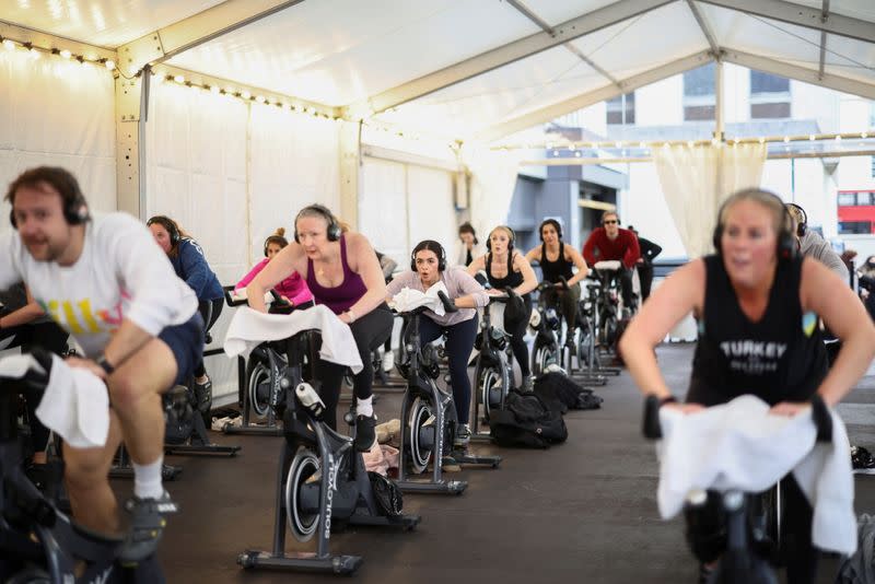 Gente participa de una clase de spinning luego de la flexibilización de las restricciones por la pandemia de coronavirus, en Londres