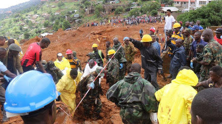 QUALITY REPEAT: Rescue workers search for survivors after a mudslide in the Mountain town of Regent, Sierra Leone, August 14, 2017. Pictures taken August 14, 2017. Sierra Leone Red Cross/Handout via REUTERS REUTERS ATTENTION EDITORS - THIS PICTURE WAS PROVIDED BY A THIRD PARTY. NO RESALES. NO ARCHIVE