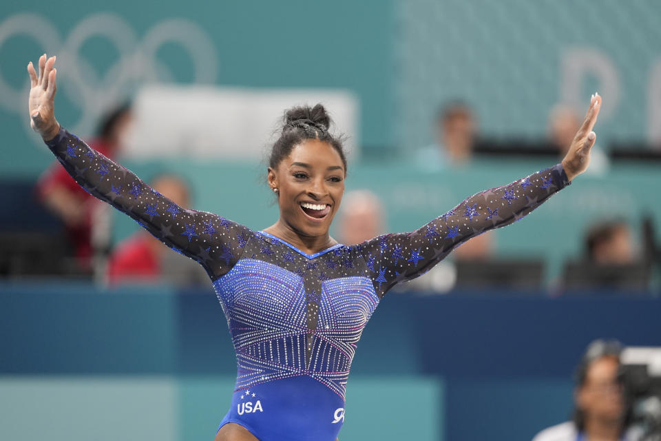 La estadounidense Simone Biles tras competir en la viga de equilibrio durante la final del all-around femenino de la gimnasia artística de los Juegos Olímpicos de París, el jueves 1 de agosto de 2024. (AP Foto//Francisco Seco)