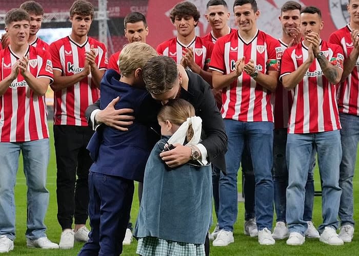 Iker Muniain y sus dos hijos 