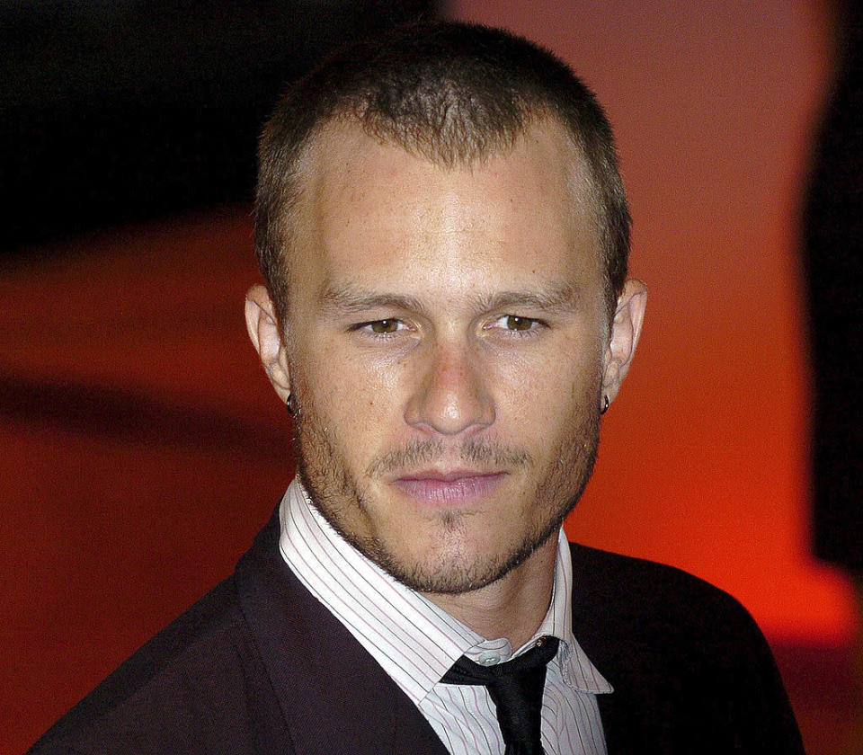 Heath Ledger starb am 22. Januar 2008 an einem Medikamenten-Cocktail. Wie jetzt bekannt wurde, habe ihn seine Schwester Kate noch wenige Stunden vor seinem tragischen Tod am Telefon davor gewarnt, die verschreibungspflichtigen Medikamente mit Schlaftabletten zu mischen. Das gestand Heath Ledgers Vater Kim jetzt im Interview mit der australischen “Daily Mail“.