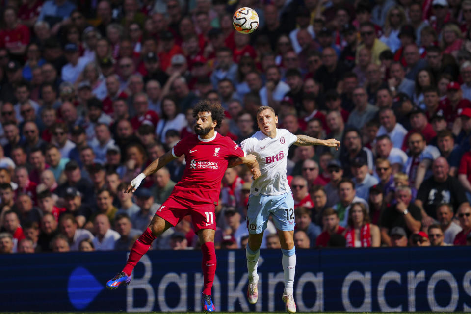Mohamed Salah del Liverpool salta para ganar un cabezazo frent al lucas Digne del Aston Villa en el encuentro de la Liga Premier el domingo 3 de septiembre del 2023. (AP Foto/Jon Super)