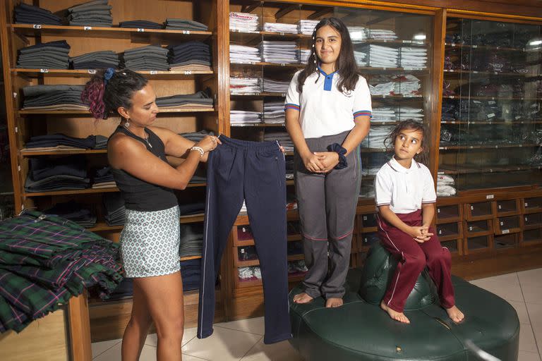 Las chicas Fernández Barrios prueban los nuevos uniformes en la casa Pibot; La mamá busca que los pantalones no sean tan calurosos