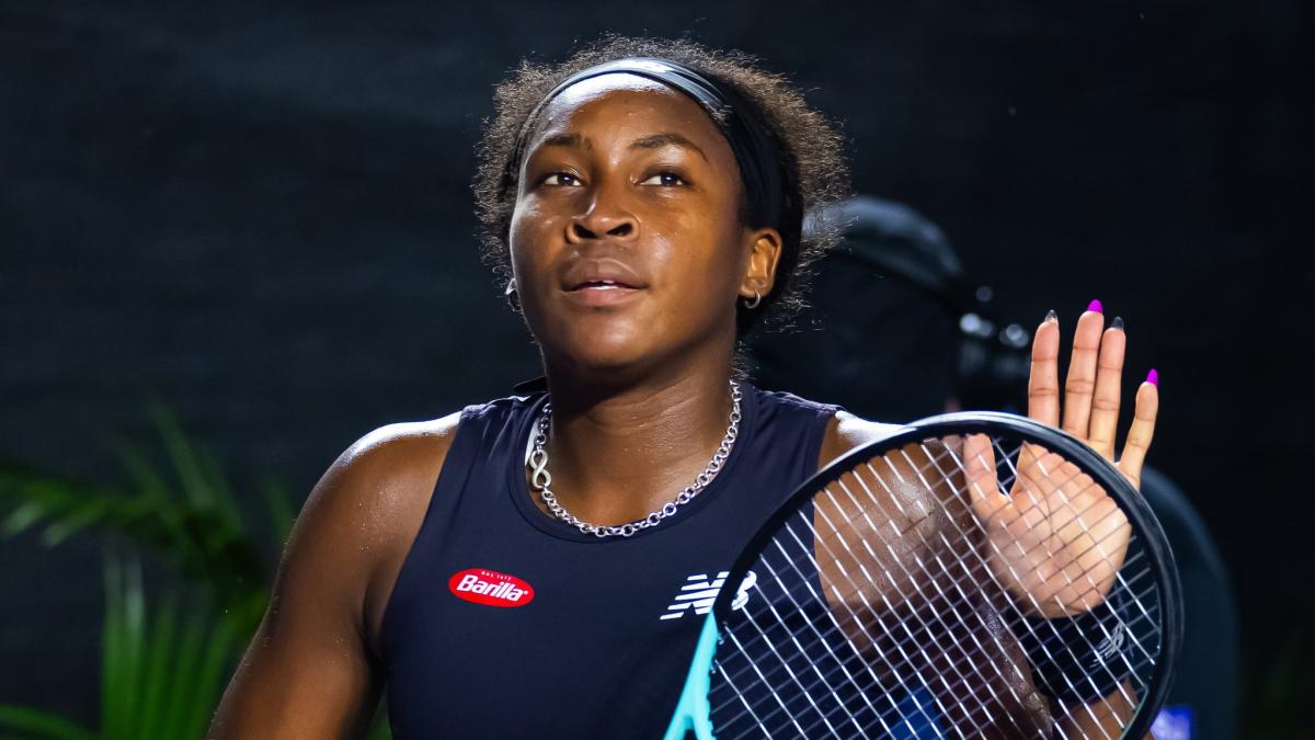 Coco Gauff sweeps past Ons Jabeur while Iga Swiatek makes winning start