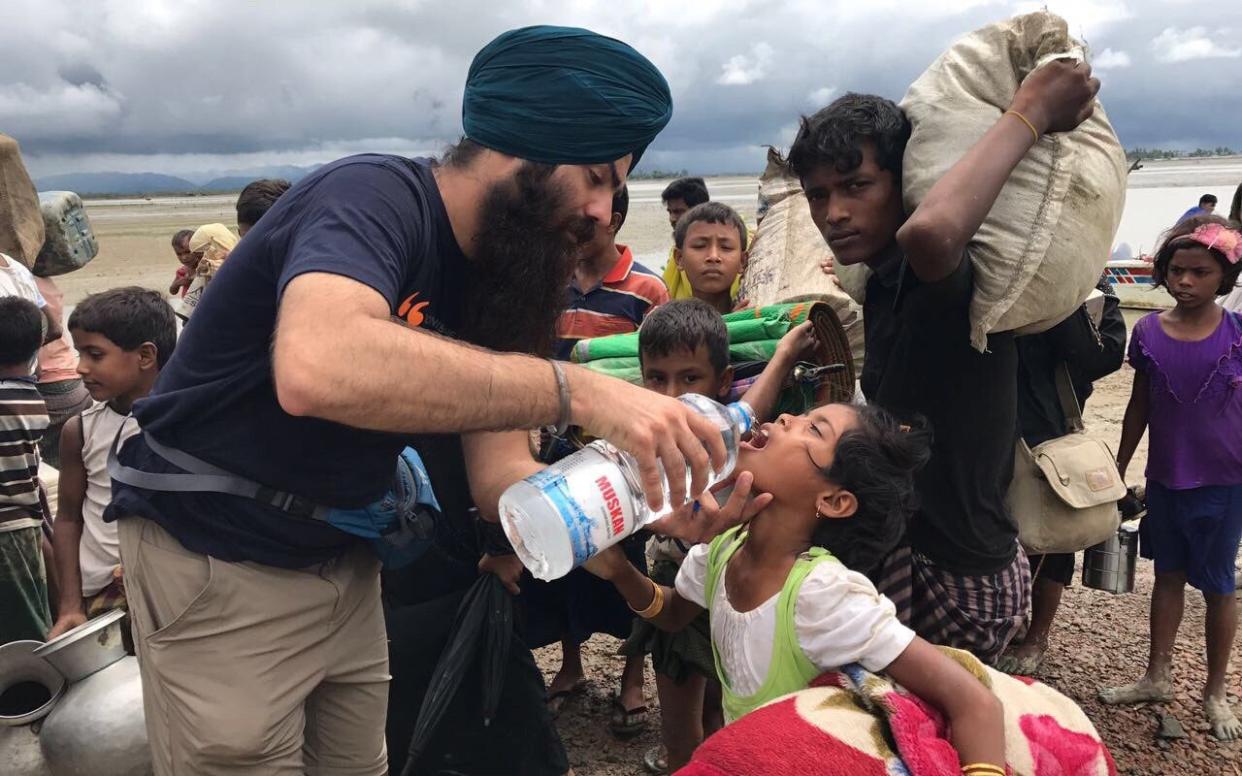 Sikh volunteers help Rohingya refugees fleeing violence in Burma (Myanmar) - Khalsa Aid International