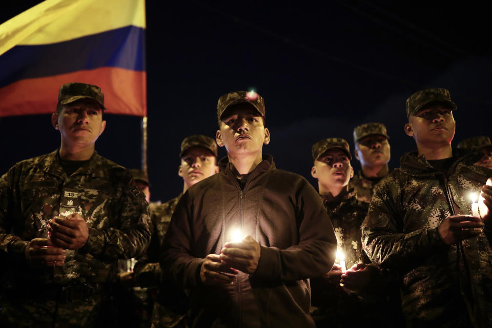 Militares participan en la vigila en honor de los soldados que murieron en un ataque reciente, en una base militar el viernes 31 de marzo de 2023, n Bogotá, Colombia. El ataque del 29 de marzo estaba dirigido contra la unidad de seguridad que protege el oleoducto del norte en El Carmen, en el departamento Norte de Santander, cerca de la frontera venezolana. (AP Foto/Iván Valencia)