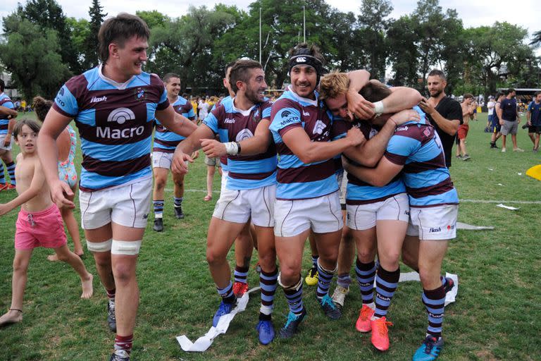 Un festejo lógico: Atlético del Rosario fue mejor que La Plata en la final de la primera A y retornará a la categoría que mejor le siente, la elite de la URBA.